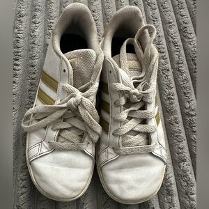 **FINAL CLEARANCE** White & Gold Adidas Sneakers. Size kids 2 1/2 Worn Condition